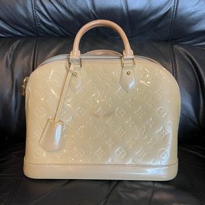 Authentic Louis Vuitton Vernis alma corail